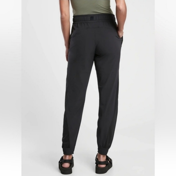 Athleta Black Quest Jogger Pants Size 8 Belt 599480-00 - Picture 3 of 12